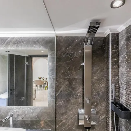 Vivian's Luxury Apartment