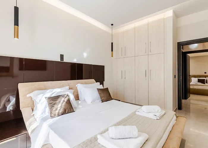 Vivian's Luxury מונמבאסיה